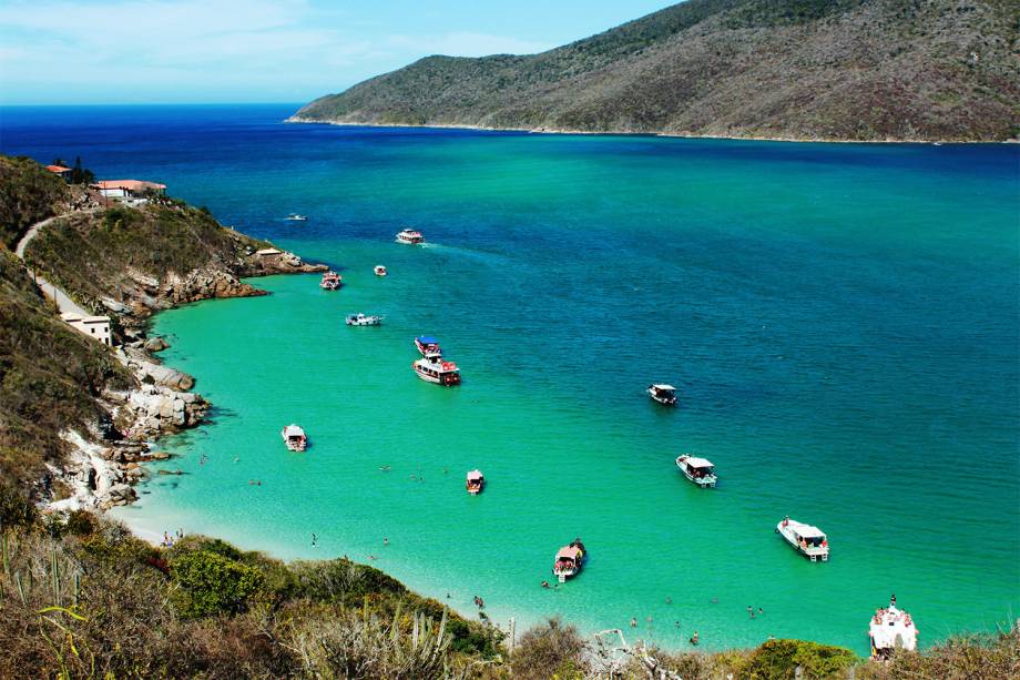 9 - Arraial do Cabo (Rio de Janeiro): "<span>As praias paradisíacas deste destino no Rio de Janeiro vão deixar qualquer um de queixo caído! As águas cristalinas da Praia do Forno te darão a impressão de estar no Caribe, enquanto a vista deslumbrante do alto do Mirante do Pontal do Atalaia impressiona durante o pôr do sol."</span>