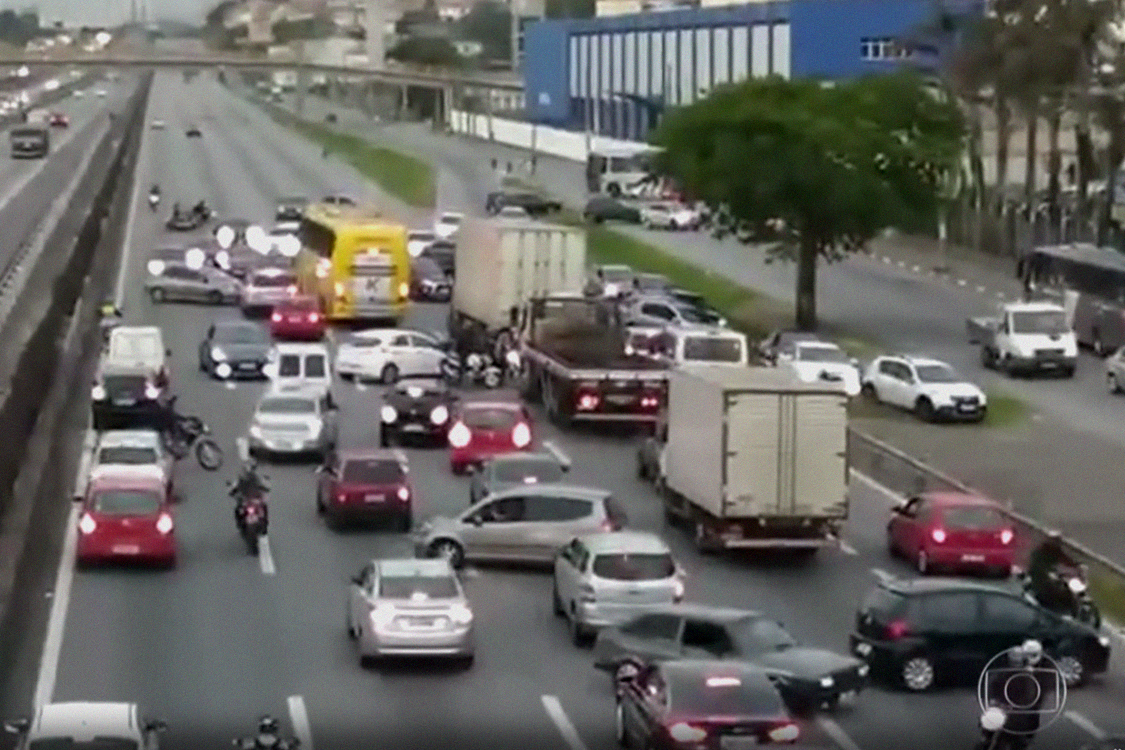 Crianças e adolescentes fecham a Rodovia Presidente Dutra para arrastão