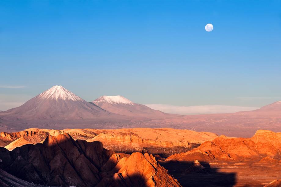 4 - San Pedro de Atacama, Chile: "<span>Em busca de uma paisagem bonita e incomum? Cânions de arenito, planícies salgadas pontilhadas de flamingos, gêiseres fumegantes, fontes de água quente, picos vulcânicos e formações rochosas com aparência alienígena é uma possibilidade espalhada por todos os lados de San Pedro de Atacama. Os meios de exploração preferidos são a caminhada e os passeios de bicicleta e a cavalo. O Vale da Morte aqui é surpreendentemente bom para piqueniques."</span>