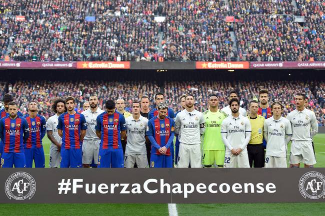 Jogadores do Real Madrid e Barcelona fazem um minuto de silêncio em homenagem à Chapecoense, em Barcelona