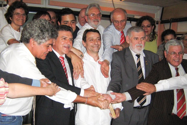 O terrorista italiano Cesare Battisti, que faz greve de fome, recebe comissão de congressistas no presídio da Papuda. O STF retoma seu julgamento de pedido de extradição nesta quarta - 17/11/2009