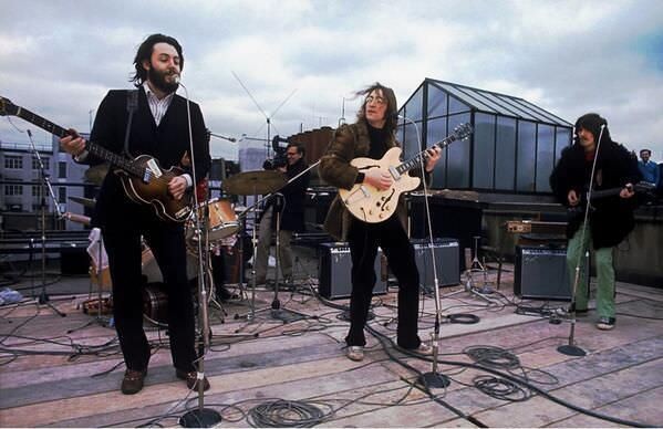 Os Beatles em seu último show, no topo do prédio da gravadora Apple, em Londres -