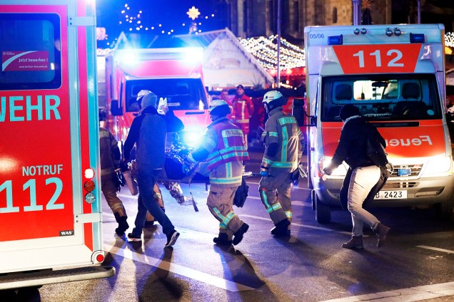 Médicos socorrem vítimas que foram atropeladas por caminhão que invadiu uma feira de Natal em Berlim, na Alemanha - 19/12/2016