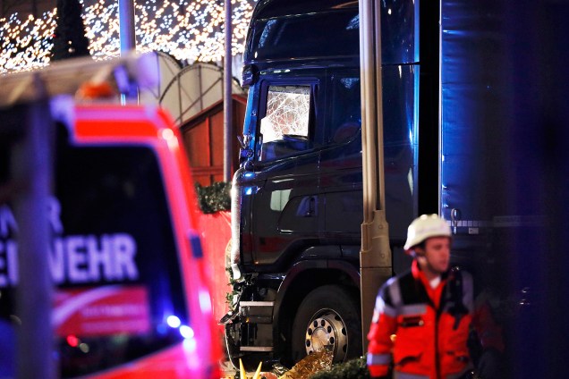 Bombeiro caminha ao lado do caminhão que invadiu uma feira de Natal em Berlim, na Alemanha - 19/12/2016