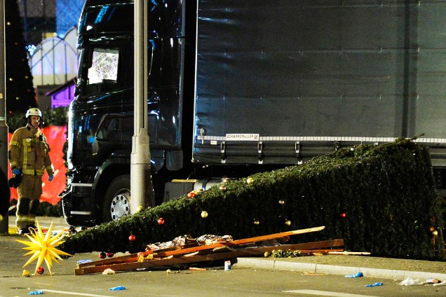 Um caminhão avançou sobre uma multidão que estava numa feira de Natal em Berlim - 19/12/2016