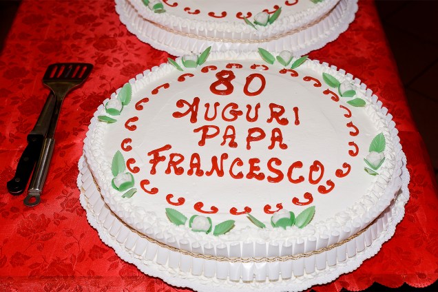 Bolo oferecido pelo Papa Francisco aos pobres na cantina Colle Oppio em 17 de dezembro de 2016 em Roma, Itália
