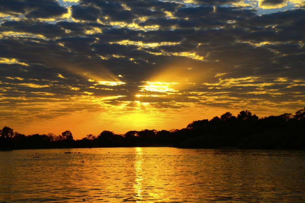 Por do sol no Rio Amarelo, em Bonito, no Mato Grosso do Sul