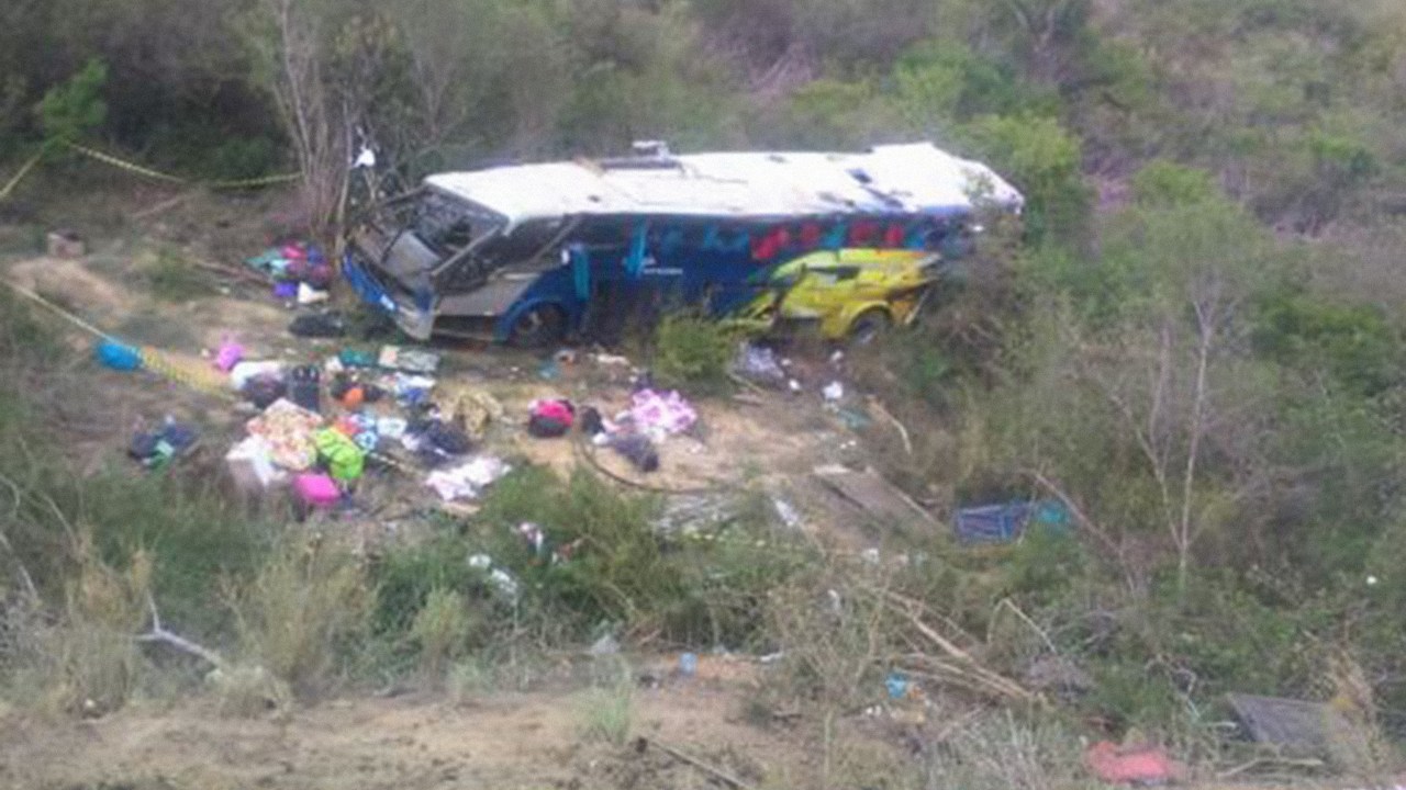 Acidente envolvendo um ônibus na BR-116, trecho de Poções, no sudoeste da Bahia