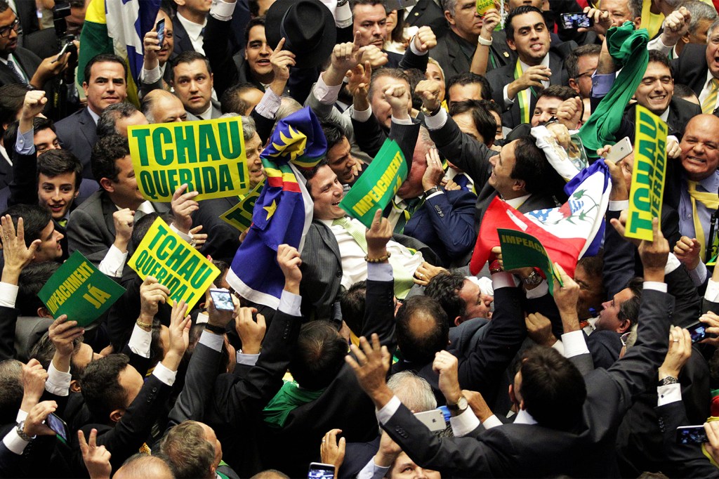 Deputados comemoram após processo de impeachment de Dilma Rousseff ser aprovado na Câmara, com 367 votos a favor e 137 contra - 17/04/2016