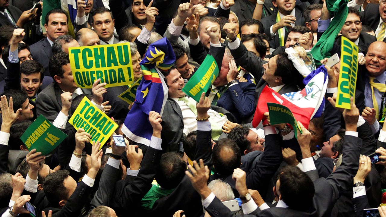 Deputados comemoram após processo de impeachment de Dilma Rousseff ser aprovado na Câmara, com 367 votos a favor e 137 contra - 17/04/2016