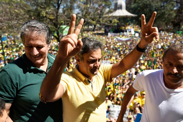 O senador Aécio Neves (PSDB-MG) em protesto em Belo Horizonte (MG), no dia 16 de agosto de 2016 . Apelidado de "Mineirinho", ele teria pedido 1 milhão de reais para o DEM