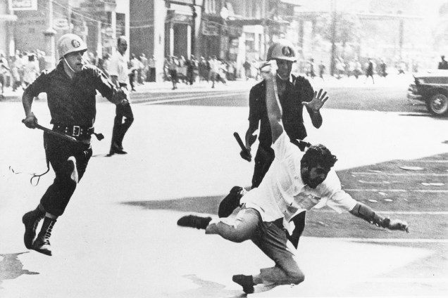 Estudante caindo no chão, durante perseguição policial aos manifestantes na Avenida Rio Branco - 1964