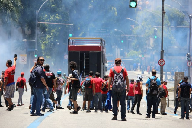 Servidores Públicos do Estado do Rio de Janeiro entram em confronto com a polícia durate manifestação em frente à Alerj contra as medidas de austeridade propostas pelo governo do estado - 06/12/2016
