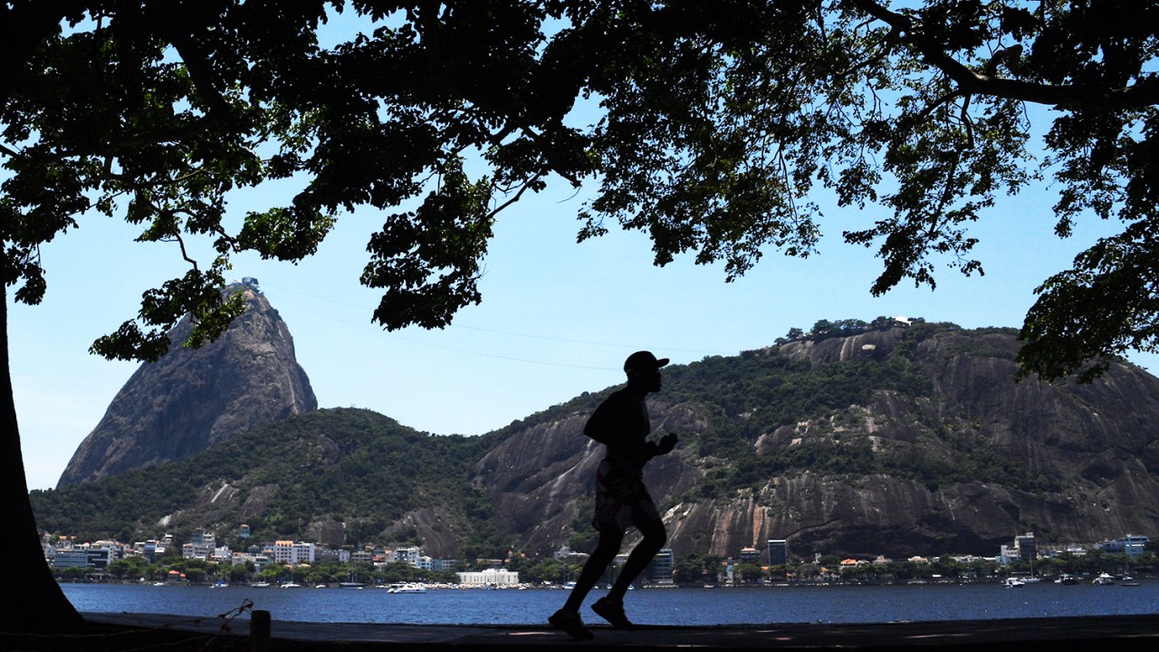 Homem realiza caminhada próximo de orla de praia, no Rio de Janeiro (RJ) - 28/12/2016