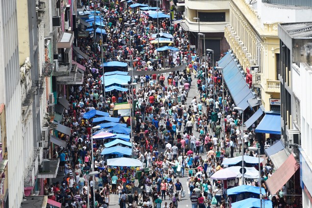 Movimentação de consumidores na Rua 25 de Março, região central de São Paulo (SP), às vésperas do Natal