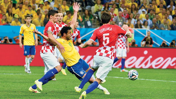 ONLY THE REFEREE SAW IT...a penalty awarded for Fred´s exaggerated fall in the Croatian box. “Theft” and “robbery” was the reaction of the press in Argentina and Italy
