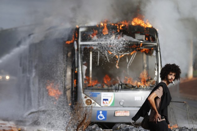 Ônibus é incendiado durante protesto contra a aprovação da PEC 55 do teto de gastos, em Brasília