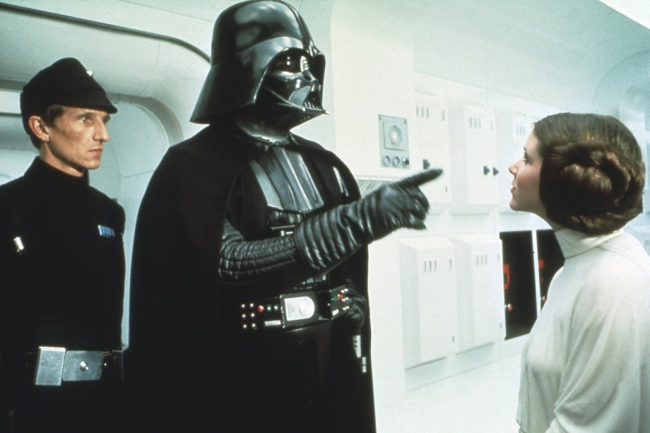 David Prowse, como Darth Vader, e Carrie Fisher no filme "Star Wars: Episósio IV - Uma Nova Esperança", de George Lucas.