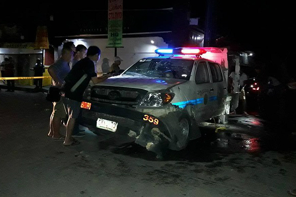 Imagem do carro de polícia sob o qual a granada foi detonada, reproduzida do Facebook pelo Philippines Star