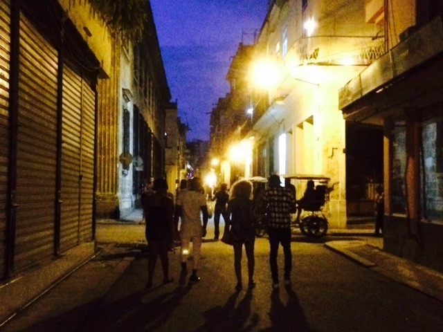 Casais passeiam no centro de Havana, Cuba, onde a pornografia é proibida (Duda Teixeira/Veja)