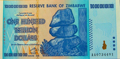 A nota de 100 trilhões de dólares, do Zimbábue: inflação irresistível
