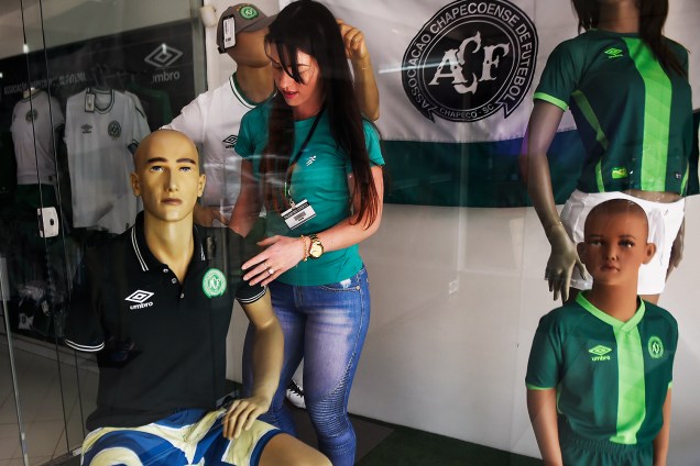 <span>Camisas da Chapecoense somem das lojas devido a alta </span><span>demanda dos torcedores</span><span>, na cidade de Chapecó, Santa Catarina - 01/12/2016</span>

 