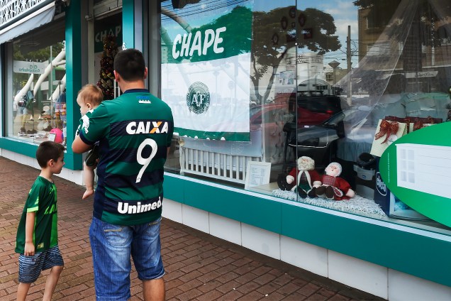 <span>Camisas da Chapecoense somem das lojas devido a alta </span><span>demanda dos torcedores</span><span>, na cidade de Chapecó, Santa Catarina - 01/12/2016</span>