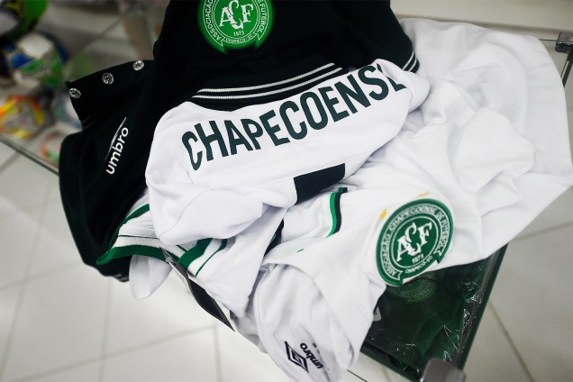 Camisas da Chapecoense somem das lojas devido a alta <span>demanda dos torcedores</span>, na cidade de Chapecó, Santa Catarina - 01/12/2016