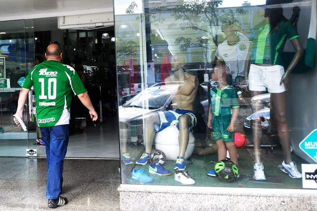 <span>Camisas da Chapecoense somem das lojas devido a alta </span><span>demanda dos torcedores</span><span>, na cidade de Chapecó, Santa Catarina - 01/12/2016</span>

 