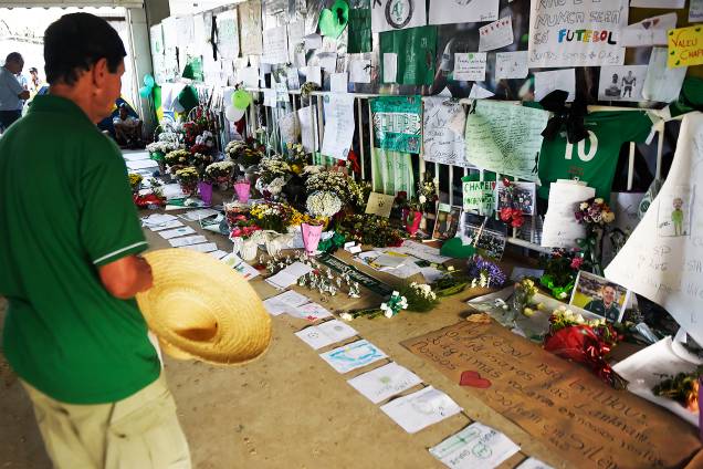 Torcedores enfeitam estádio da Arena Condá com flores e cartazes em homenagem às vítimas da Chapecoense - 01/12/2016