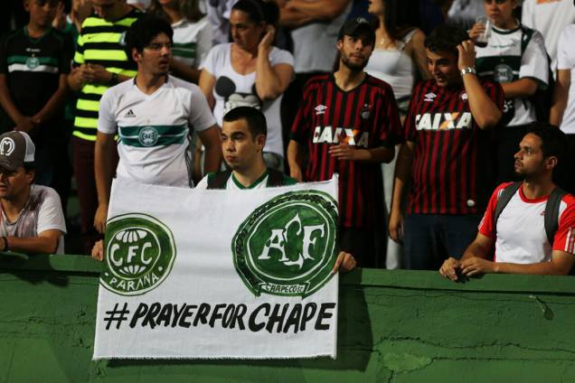 Torcedores fazem homenagem à Chapecoense no Couto Pereira, em Curitiba