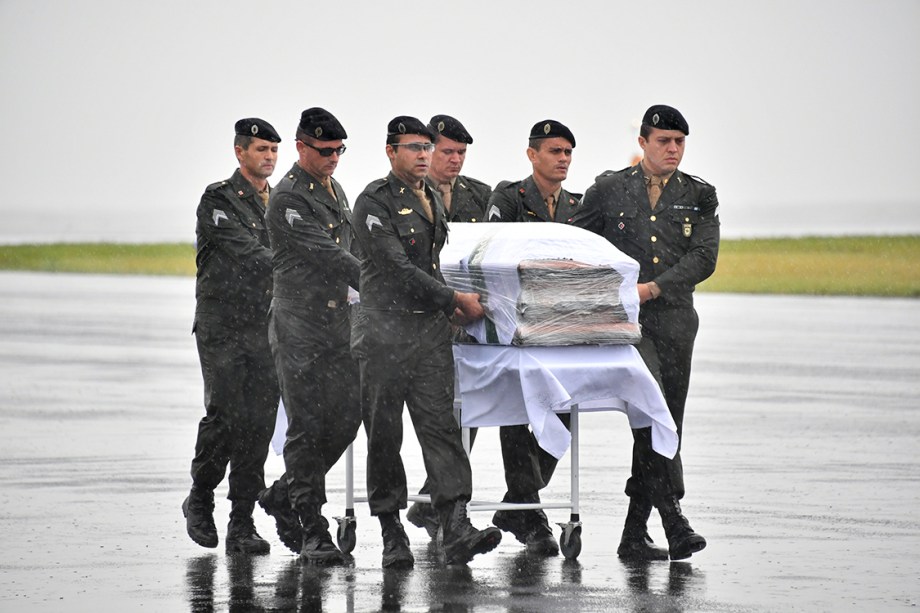Caixões com as vítimas do acidente aéreo com a delegação da Chapecoense são recebidos com honras militares, em Chapecó