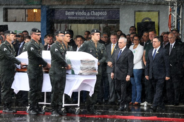 O presidente Michel Temer durante a chegada dos caixões com as vítimas do acidente, em Chapecó-SC