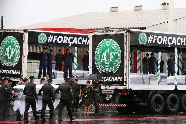 Caixões com as vítimas do acidente aéreo com a delegação da Chapecoense  são colocados em caminhões para cortejo por Chapecó