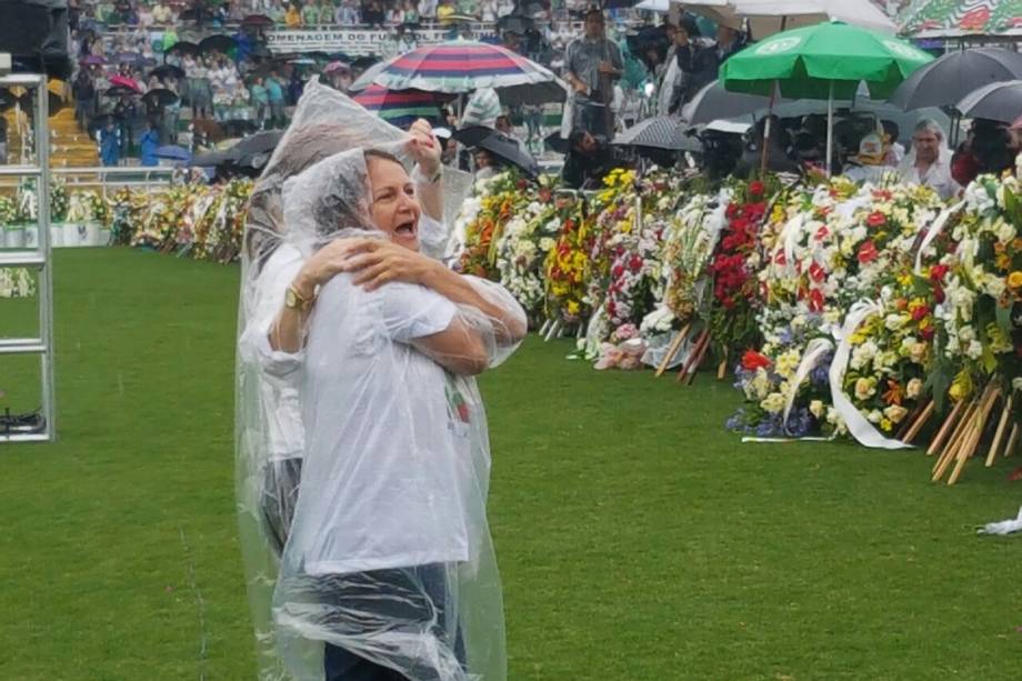 Ilaídes Padilha, mãe do goleiro Danilo, chega à Arena Condá onde ocorrerá o velório das vítimas da tragédia com o avião que levava a delegação da Chapecoense à Medellin