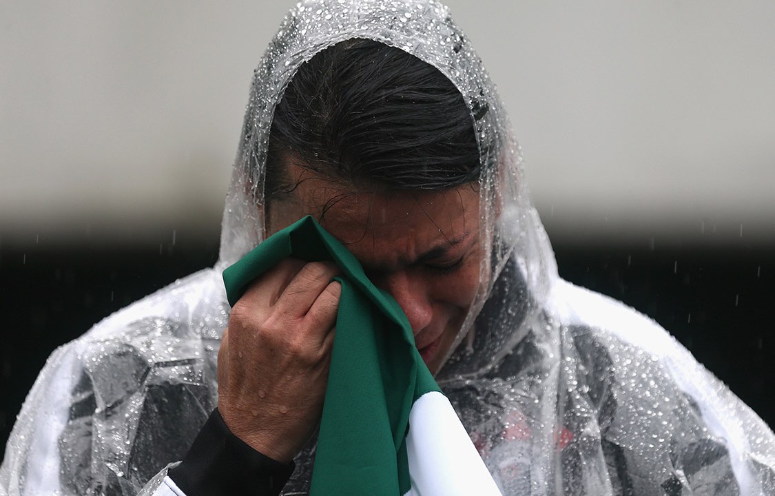 Torcedor chora durante a chegada dos caixões das vítimas do acidente aéreo com a delegação da Chapecoense