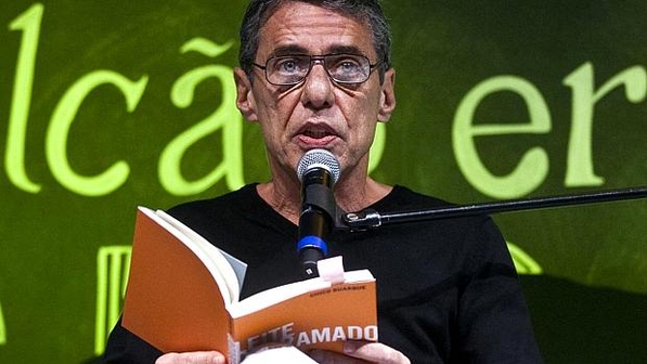 Chico Buarque esteve no centro da polêmica, pois seu 'Leite Derramado', segundo lugar na categoria Romance, venceu o prêmio principal, de Livro de Ficção do Ano
