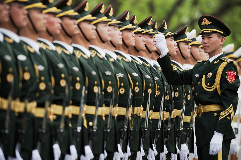 Membros da guarda de honra militar chinesa durante desfile em Pequim, em abril de 2016 (AFP PHOTO / NICOLAS ASFOURI)