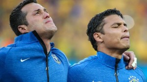 O choro de Júlio César e Thiago Silva: entusiasmo puro (William Volcov/Brazil Photo Press)