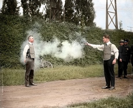 Teste com o primeiro colete à prova de balas do mundo, 1923