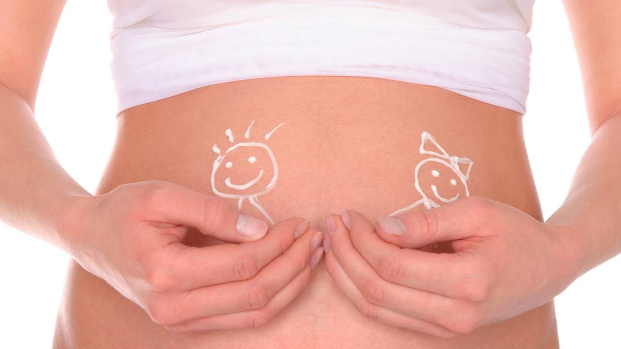 foto de barriga com desenho de crianças