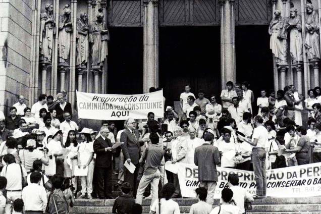 Assembléia Nacional Constituinte 1987-1988: em frente à Catedral da Sé, em São Paulo, D. Paulo Evaristo Arns participa do início da Caminhada pela Constituinte, rumo a Brasília. (São Paulo, SP, 28.03.1987.)