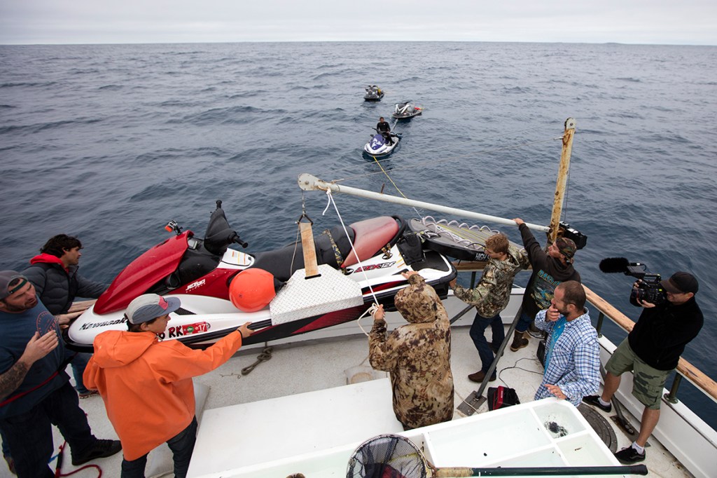 Um guindaste tira os jet-skis do barco (Foto: Fred Pompermayer)