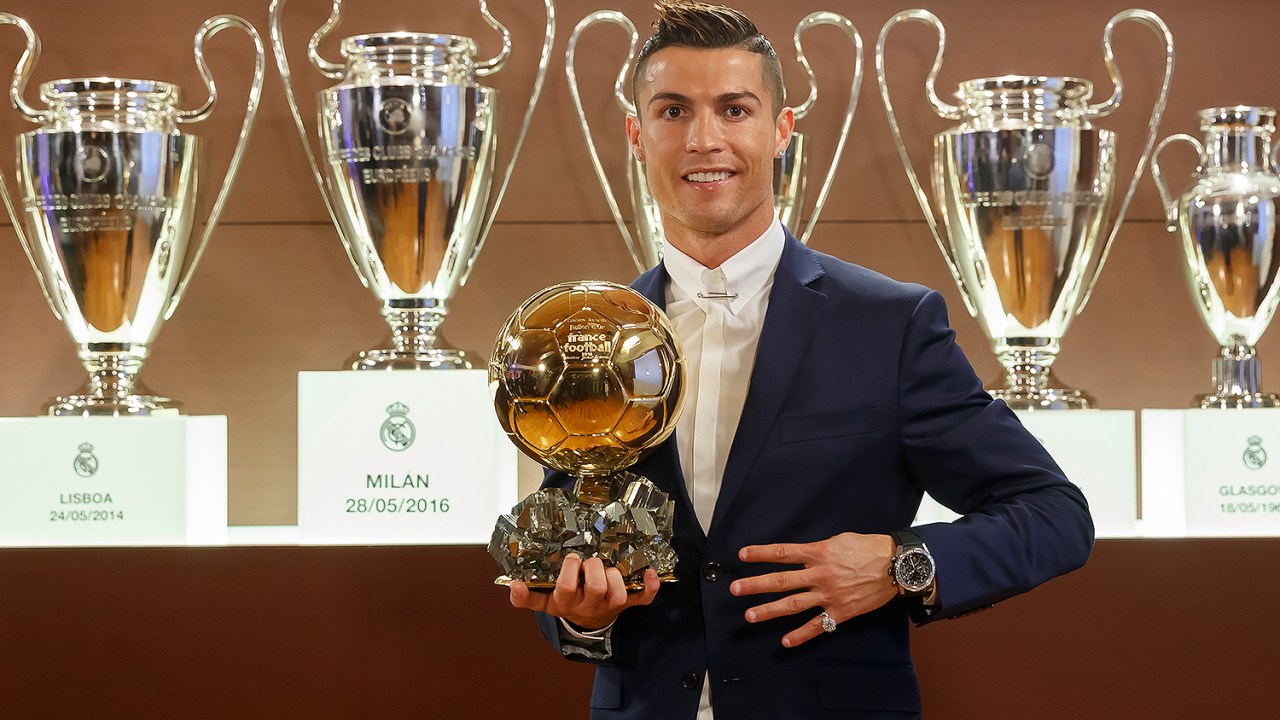 Cristiano Ronaldo como o vencedor da Bola de Ouro de 2016