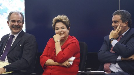 Dilma, na entrevista coletiva com ministros convocada nesta segunda-feira (Foto: Fabio Rodrigues Pozzebom/Agência Brasil)