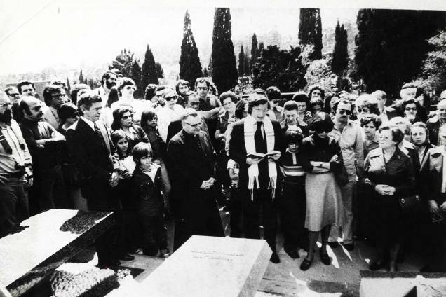 Dom Paulo Evaristo Arns e o rabino Henry Sobel celebram missa ecumência de um ano da morte do jornalista Vladimir Herzog, no cemitério Israelita do Butantã, em São Paulo (SP) - 1985