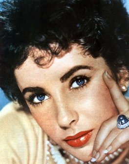 Os olhos de Liz tinham a cor de uma violeta
