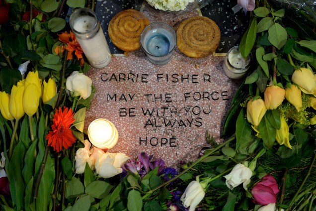 Fãs de Carrie Fisher depositam velas e flores sobre uma estrela improvisada na Calçada da Fama em Hollywood - 29/12/2016