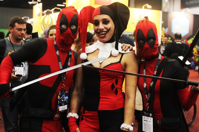 Cosplays do personagem Deadpool posa para fotos durante a Comic Con Experience, realizada em São Paulo (SP) - 01/12/2016