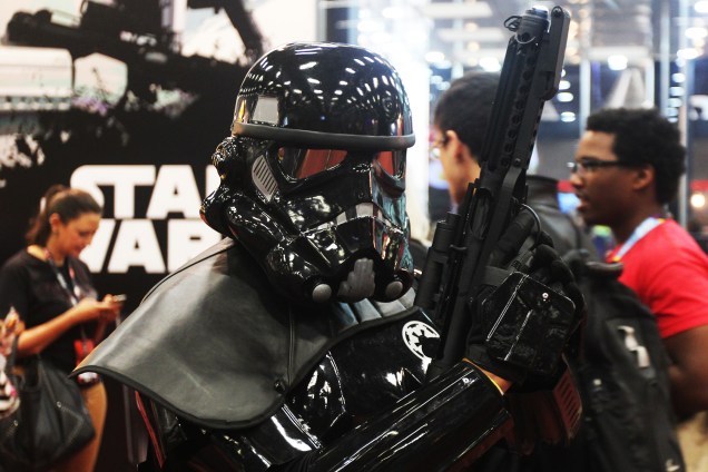 Cosplays de personagem de 'Star Wars' posa para fotos durante a Comic Con Experience, realizada em São Paulo (SP) - 01/12/2016